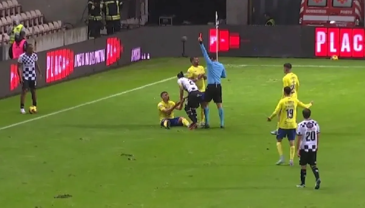 Арбитр удаляет Милованова / Стоп-кадр из видео