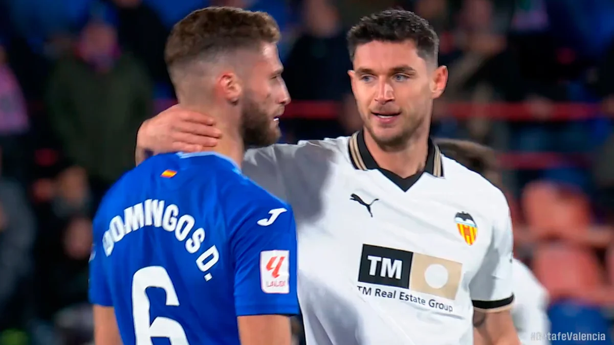 Домінгуш Дуарте в обіймах пана Романа Яремчука / скріншот з трансляції MEGOGO