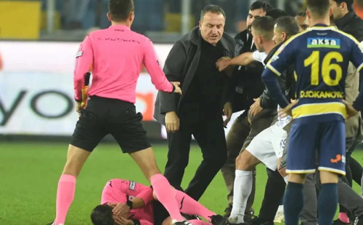 Коджа ударил Мелера / Фото Abdurrahman Antakyali (Depo Photos)