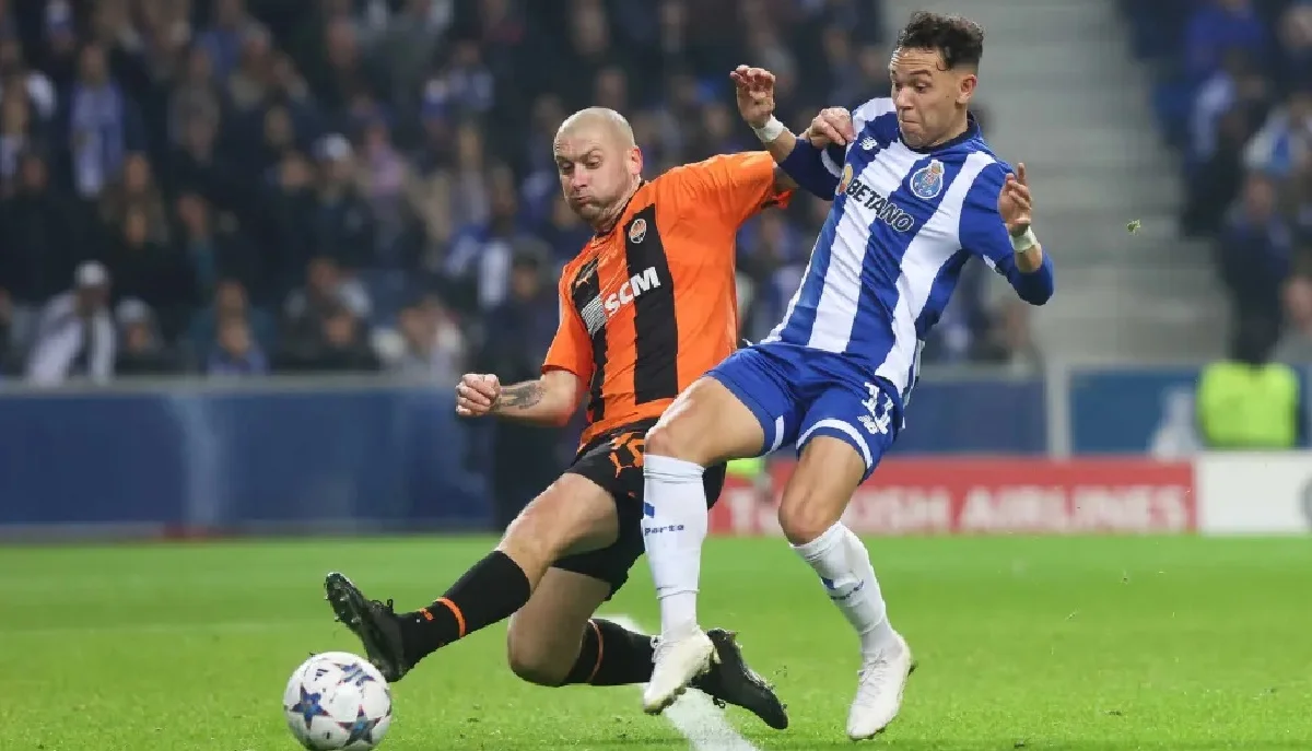 Ярослав Ракицкий в борьбе с Пепе / Ivan Del Val (Global Imagens)