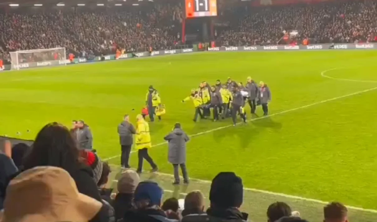 Локьера выносят с поля / Скрин