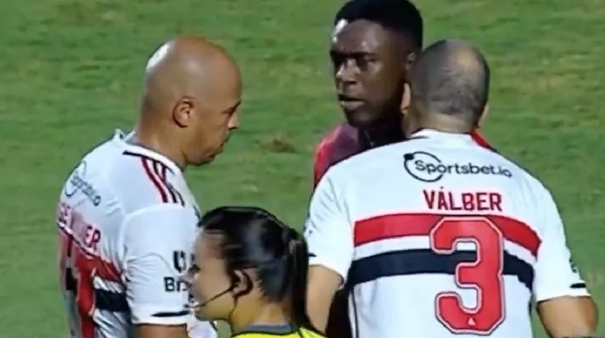 Стычка в матче легенд Сан-Паулу – Милан