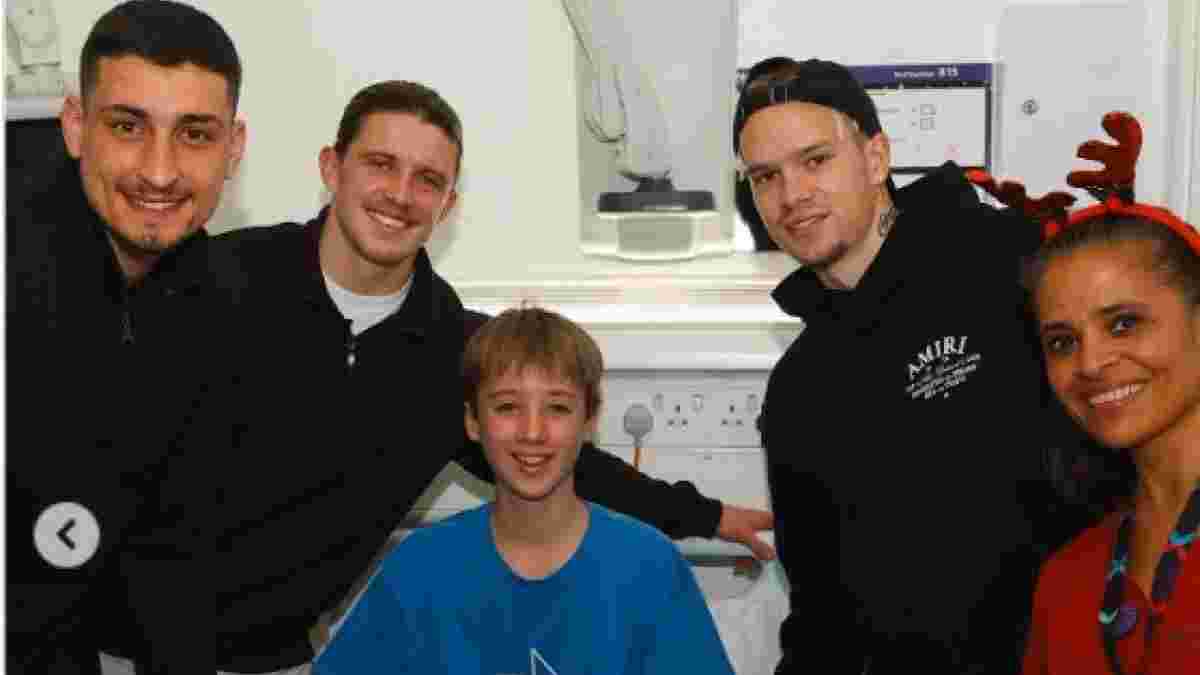 Мудрик вместе с игроками Челси навестил детей в больнице Лондона