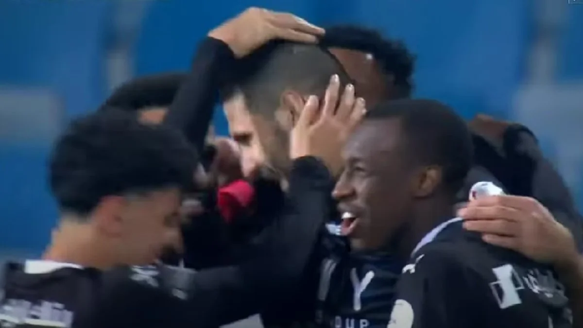 Митрович в объятиях одноклубников / скриншот