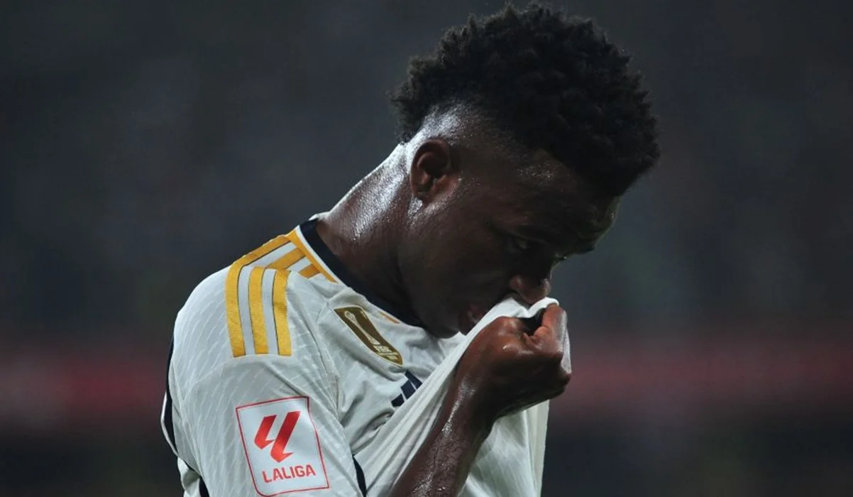 Фото к новости: Винисиус шокировал мир новой татуировкой – эффектное фото спины нападающего Реала