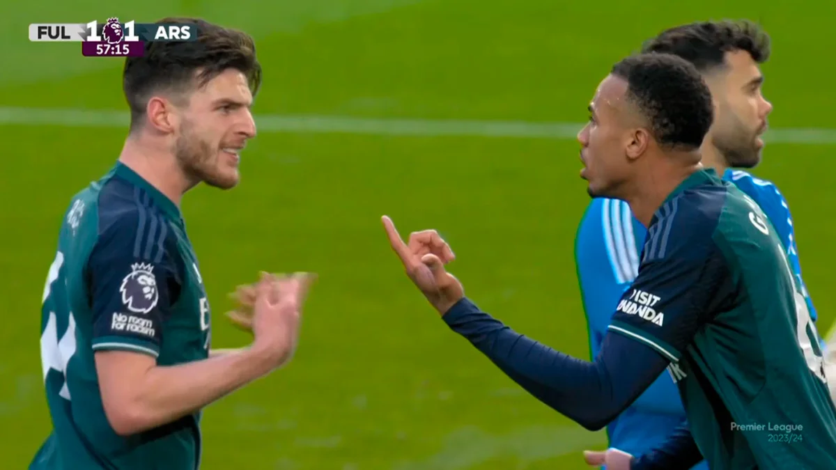 Деклан Райс и Габриэль решают, кто больше виноват в поражении Арсенала / скрин из трансляции Setanta Sports