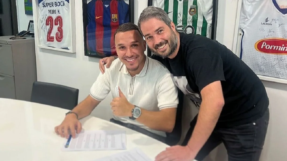 Фото к новости: Скандальное бегство сработало – легионер СК Днепр-1 официально стал одноклубником украинца в Португалии