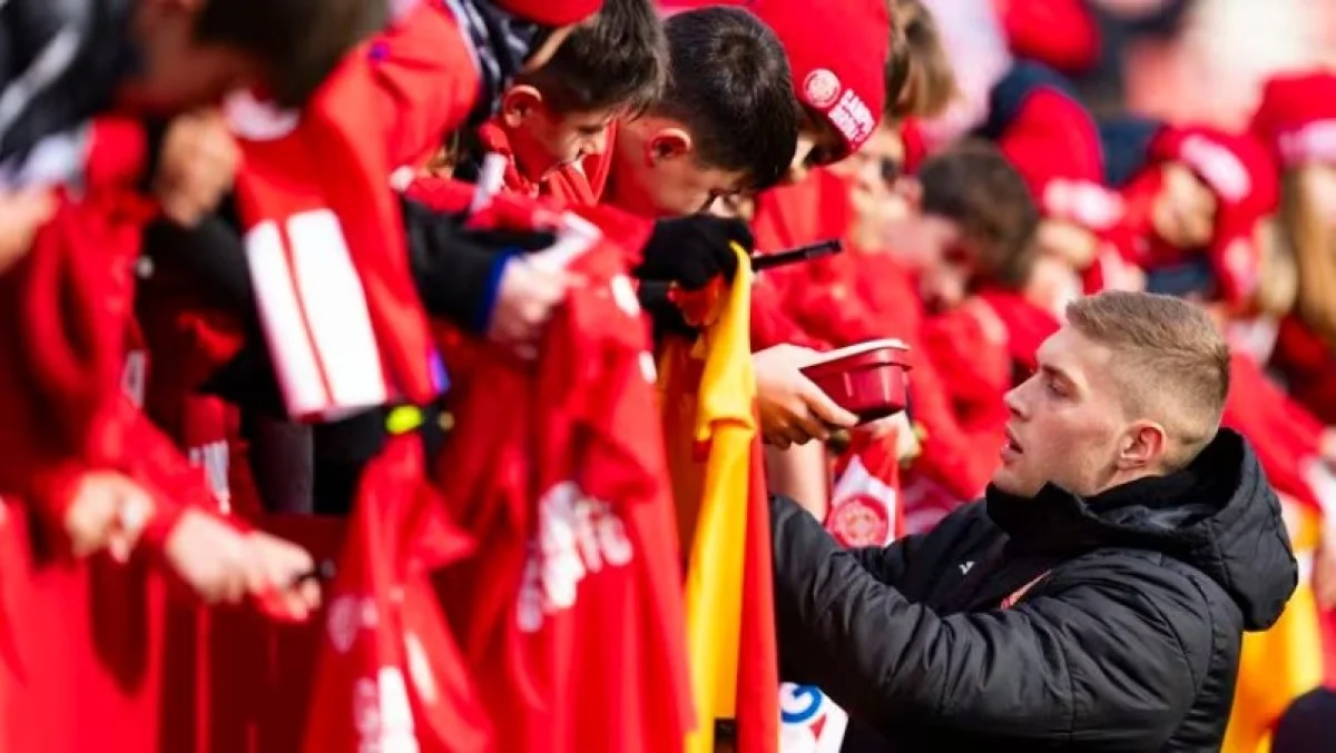 Артем Довбик з фанатами / EFE