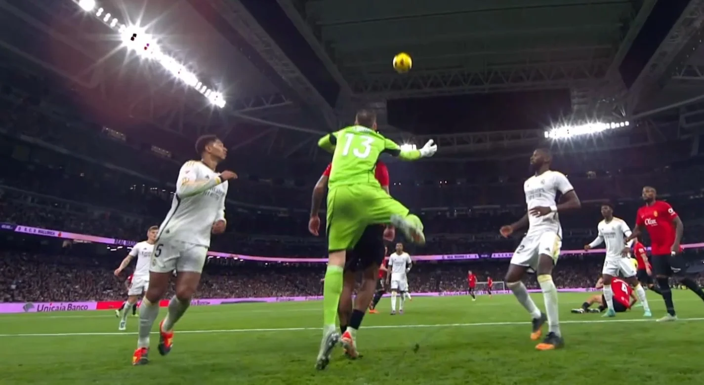 Лунін тягнеться за м'ячем