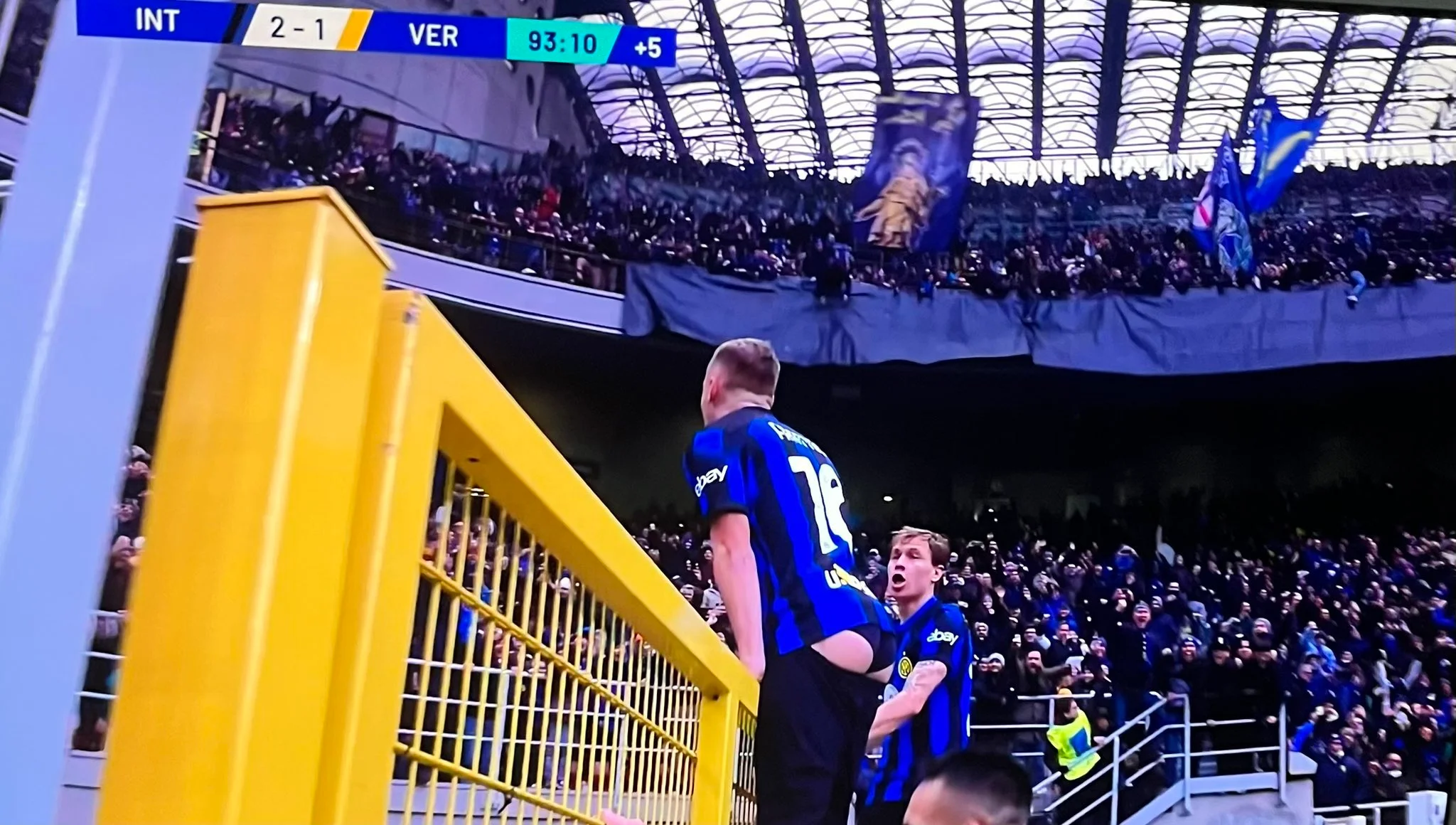 Фраттези празднует с голым задом