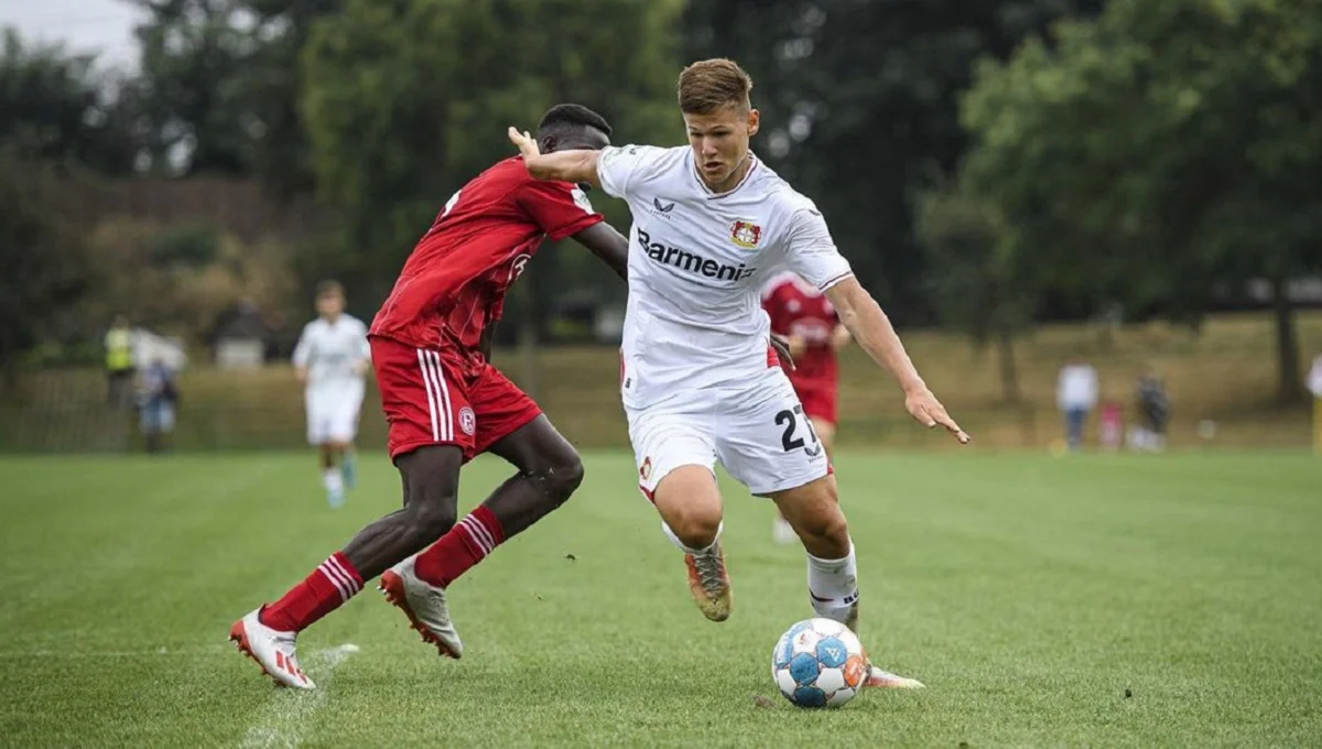 Артём Степанов (справа) / Байер Леверкузен