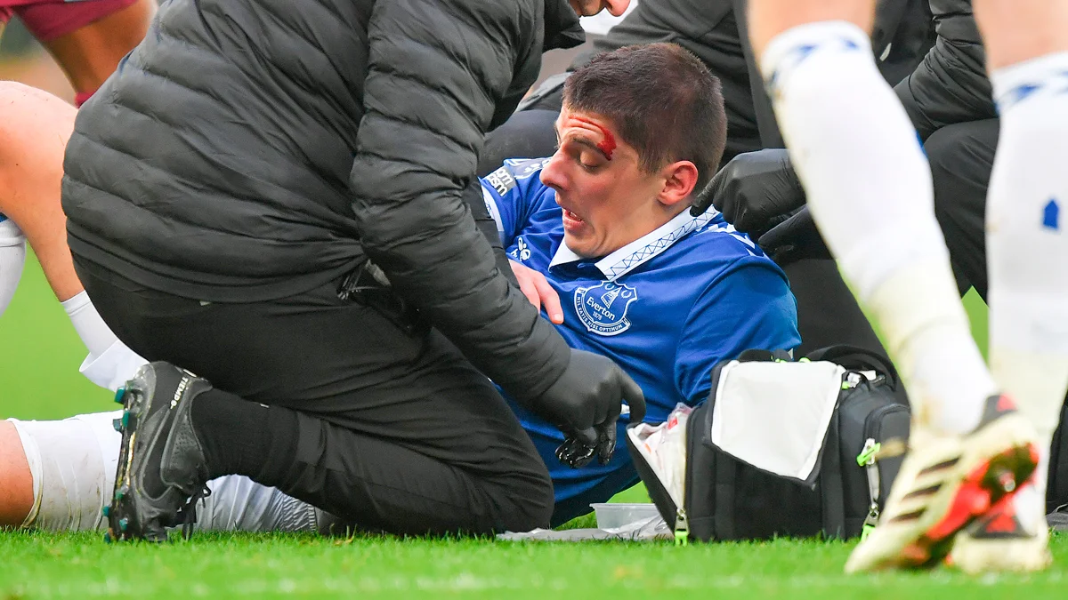 Віталію Миколенку розбили голову в матчі з Астон Віллою / Getty Images