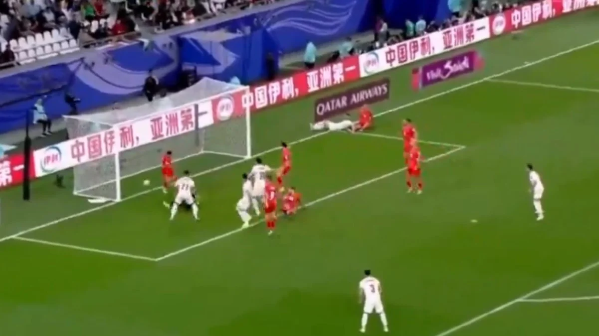 Сердар Азмун забивает один из голов в ворота Палестины / скриншот