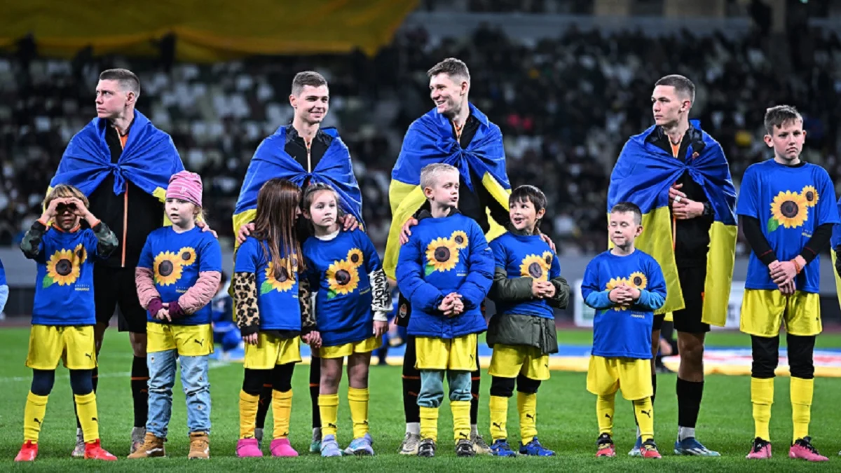 Артём Бондаренко (второй справа) / ФК Шахтер