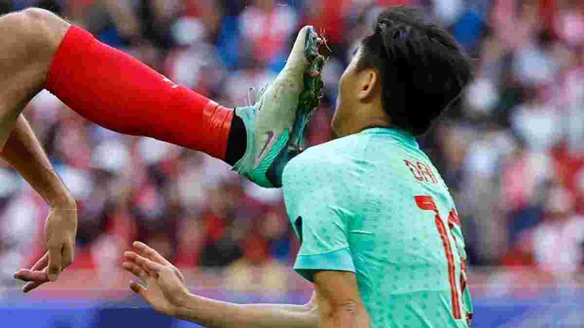 "Зірка ММА пишалася б": гравець збірної Лівану вдарив китайця бутсою по зубах і уникнув вилучення