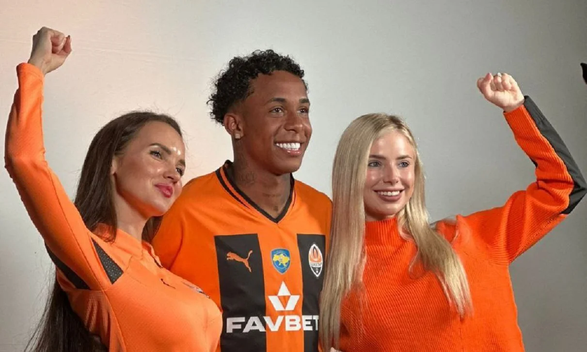 Кевін у футболці Шахтаря / Фото з відкритих джерел