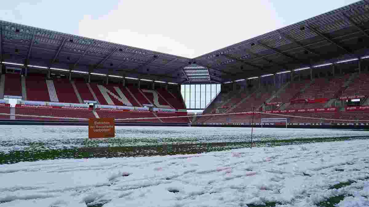 Матч Бундеслиги перенесли из-за ужасной непогоды – стадион превратился в "сосульку"
