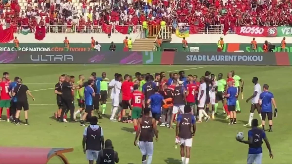 Драка после матча Марокко – ДР Конго / скриншот из видео