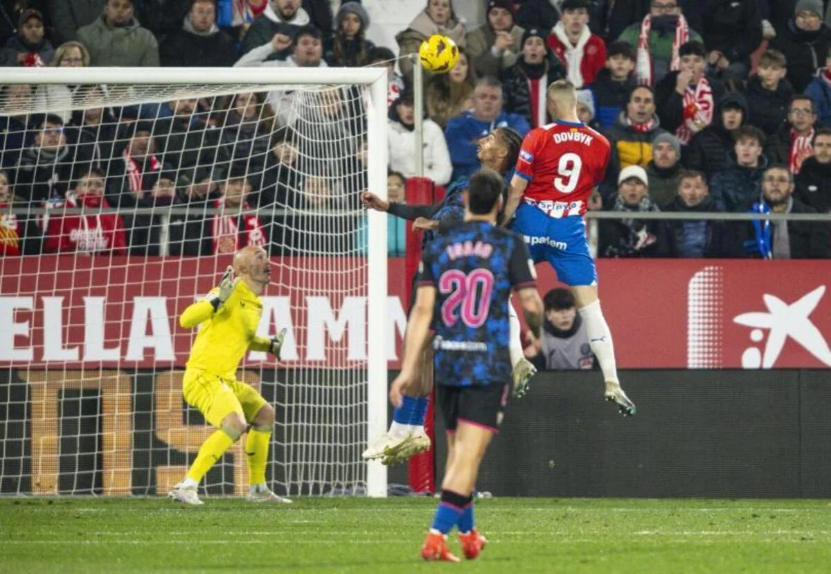 Довбик забиває Севільї перший гол / фото MD