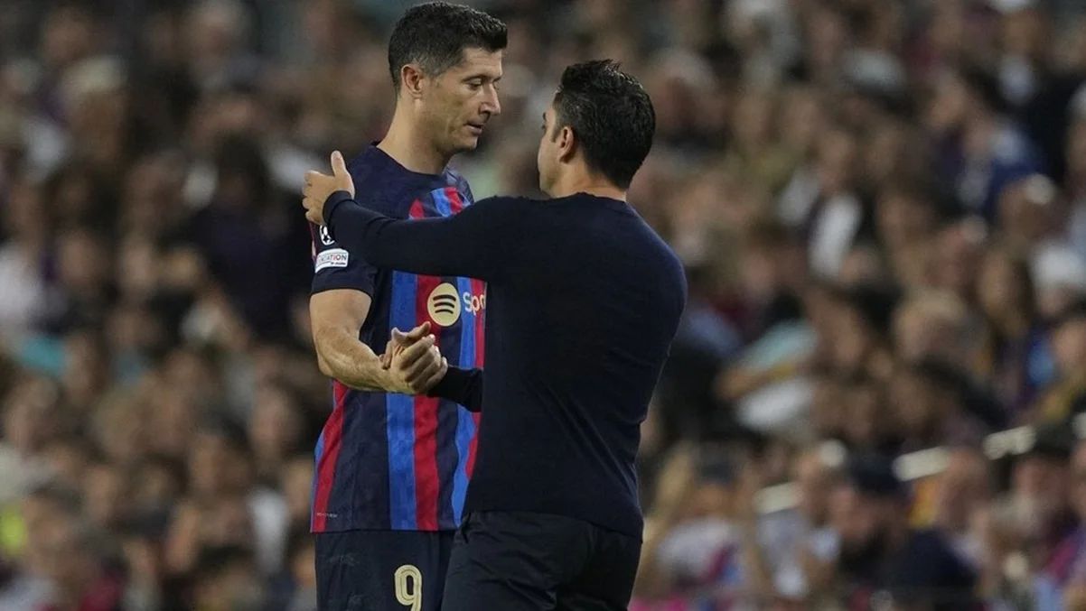 Лєвандовскі та Хаві / фото: EFE