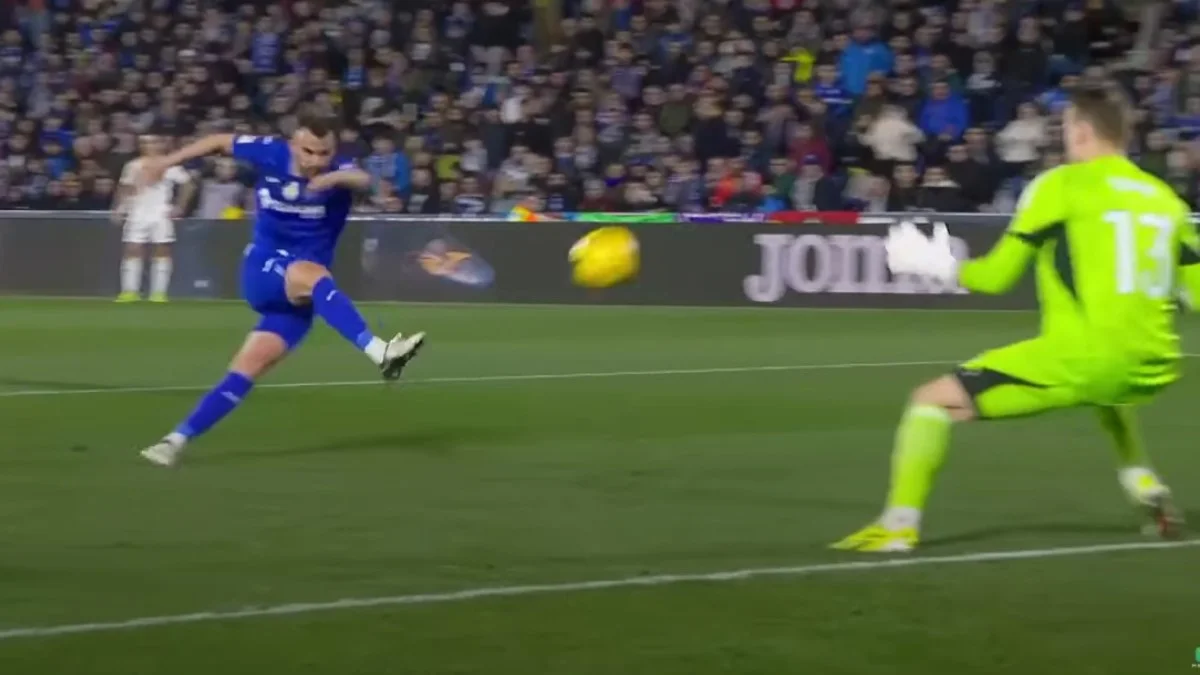 Андрей Лунин берет удар Майораля / скриншот