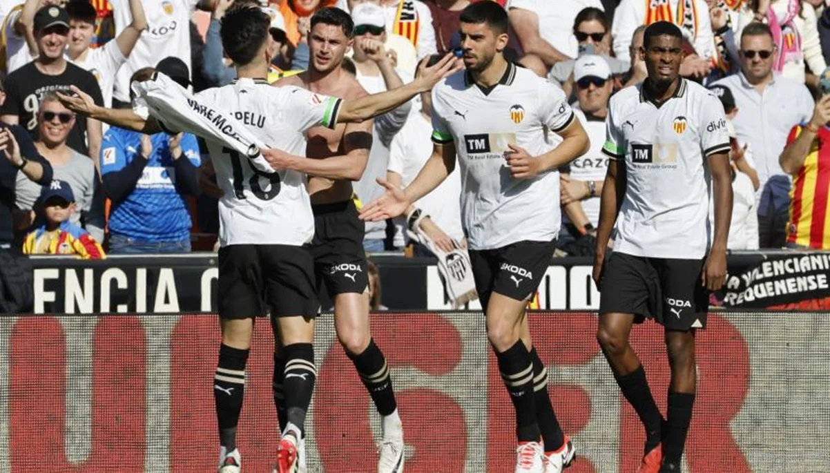 Роман Яремчук (без футболки) с партнерами по команде / фото: Ana Escobar / EFE