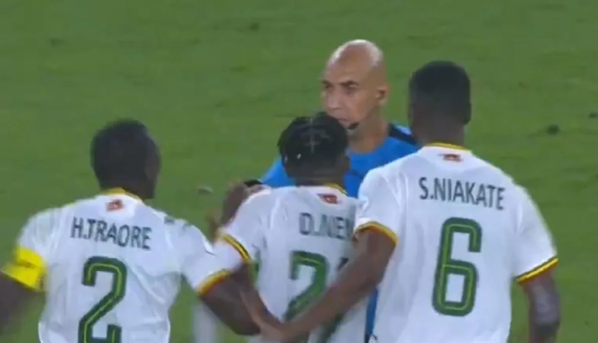 Адель против Мали / Скрин