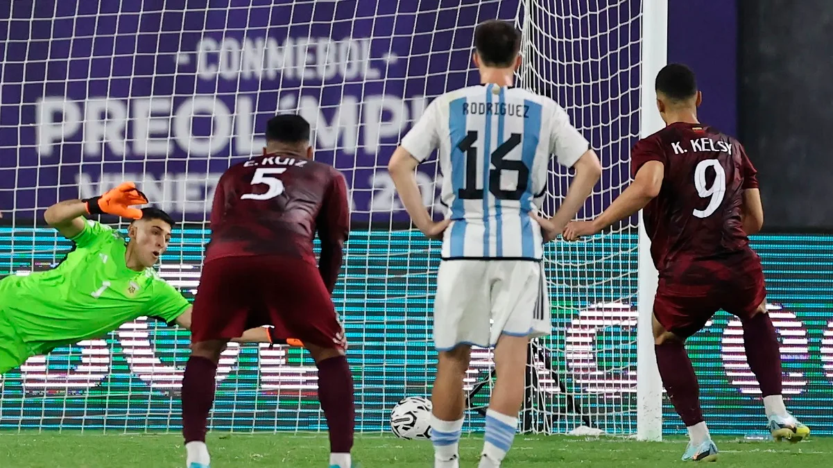 Келсі забиває у ворота Аргентини / фото: EFE/ Miguel Gutiérrez