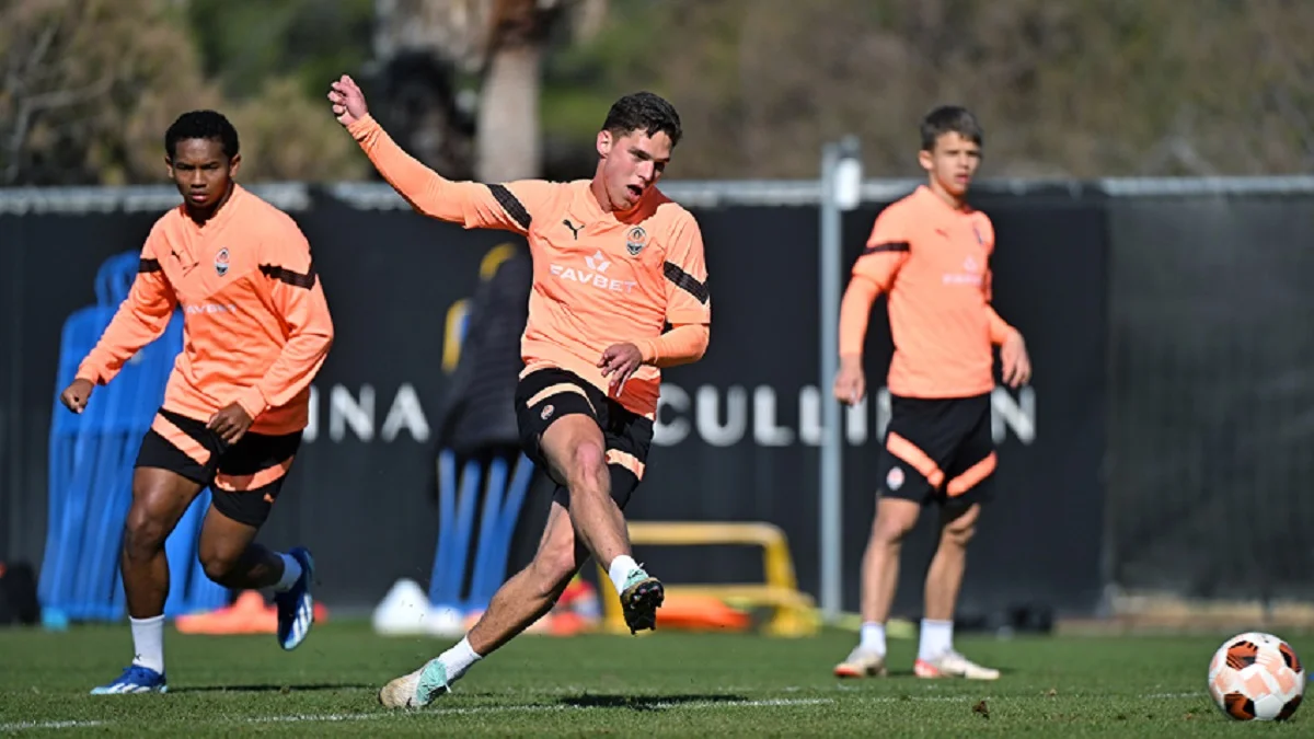 Георгий Судаков (в центре) / ФК Шахтер