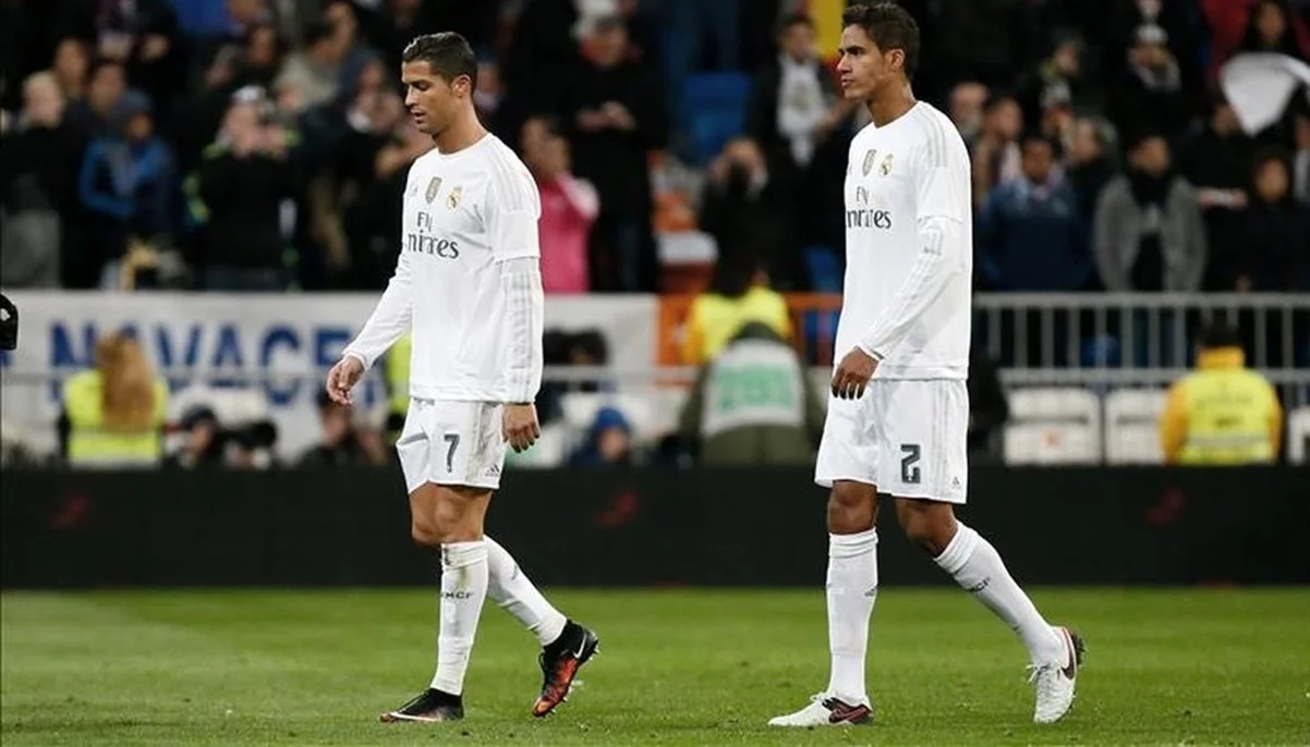 Криштиану Роналду и Рафаэль Варан во время игры в Реале / фото: EFE/Archivo