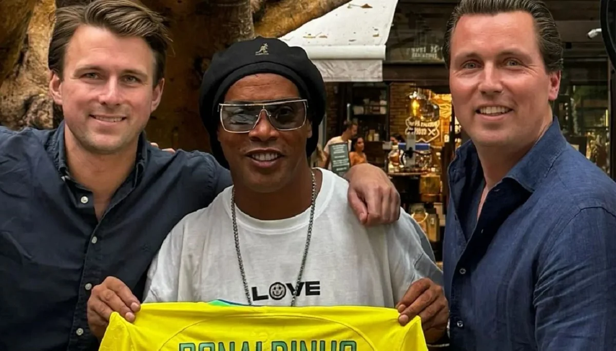 Роналдиньо (по центру) / Instagram