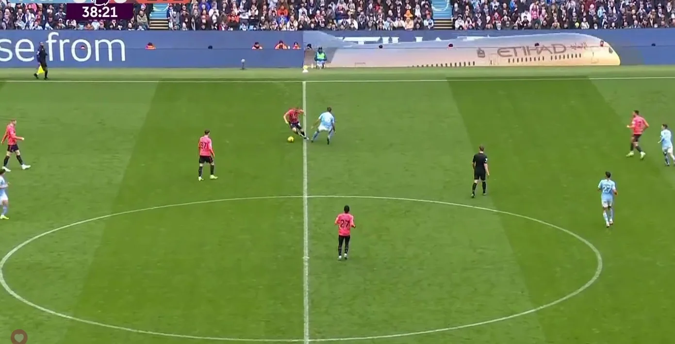 Миколенко эффектно разбирается с Родри