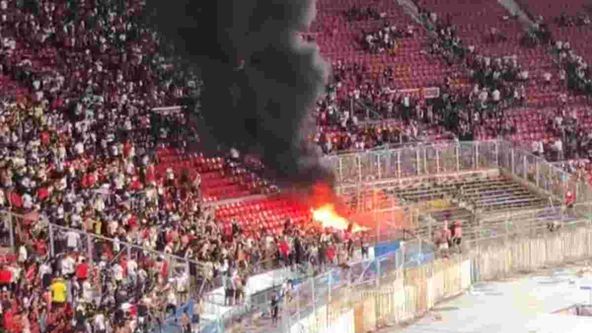 Фанати запалили трибуни і зірвали битву за трофей на 78-й хвилині – екс-зірці Барселони зіпсували повернення додому