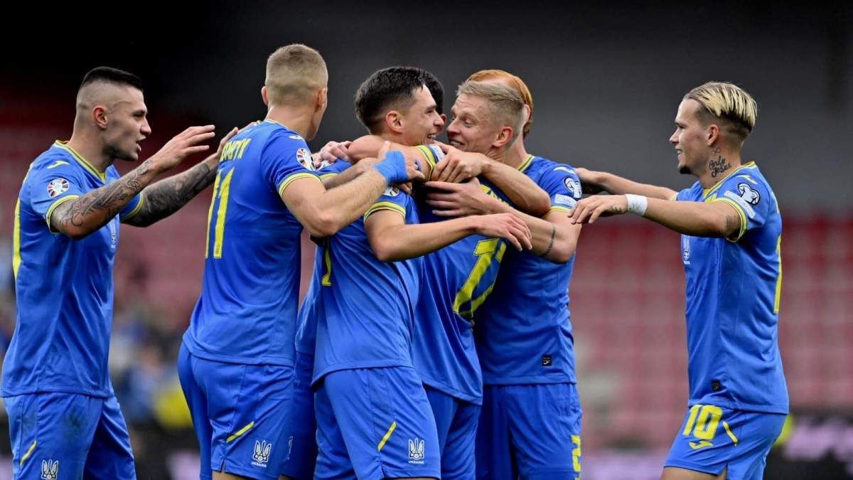 Судаков в объятиях партнеров по сборной Украины / УАФ