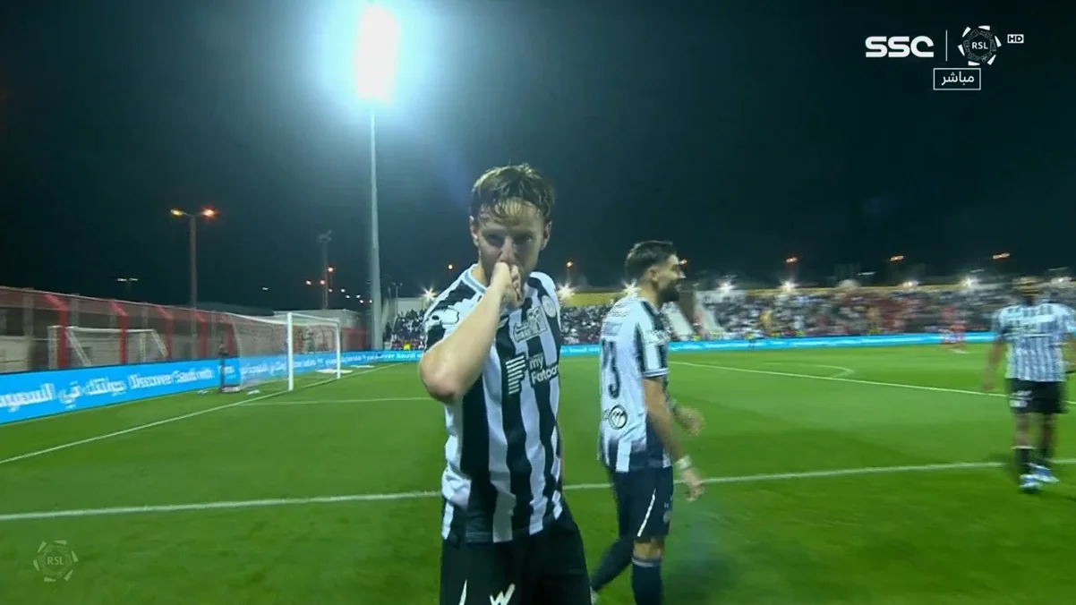 Иван Ракитич празднует гол / скриншот из видео