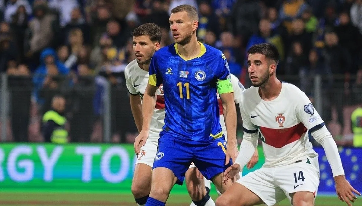 Едін Джеко (в центрі) / Футбольний союз БіГ