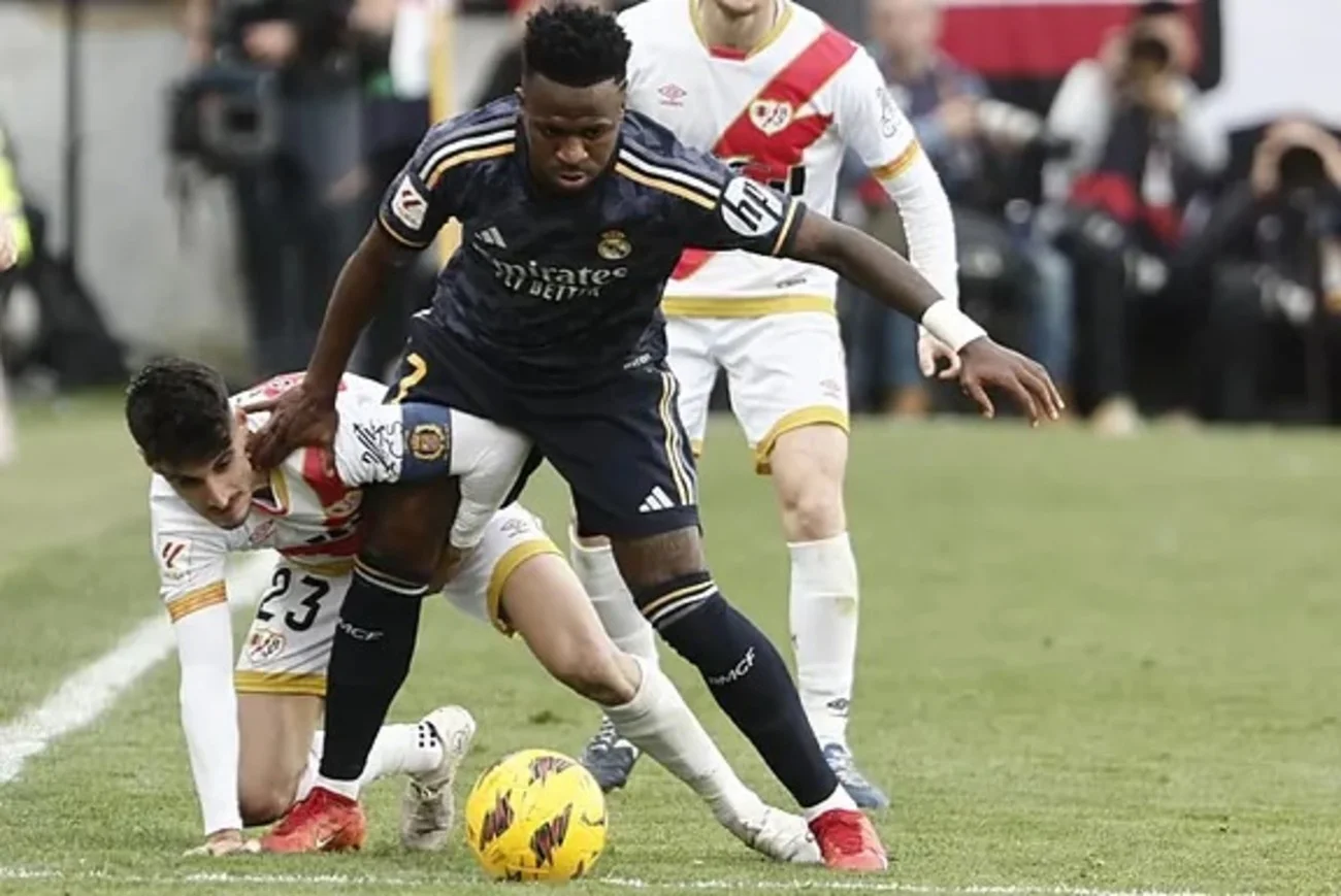 Винисиус в матче с Райо / EFE