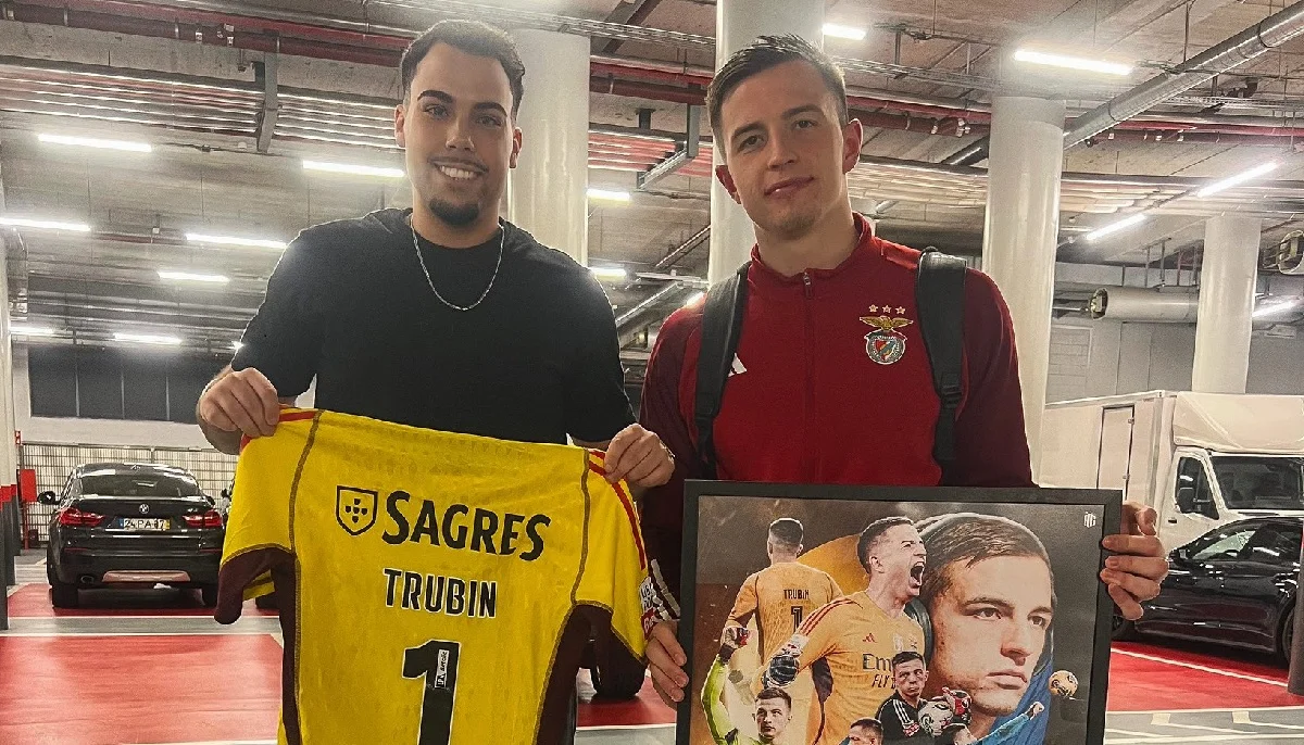 Анатолий Трубин с благодарным болельщиком / Фото из соцсетей