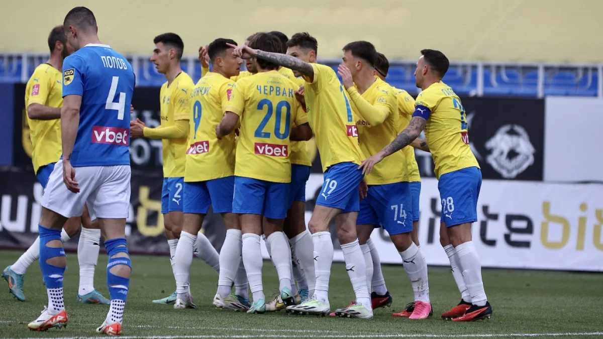 Гармаш в обіймах гравців Металіста 1925 / офіційний сайт УПЛ