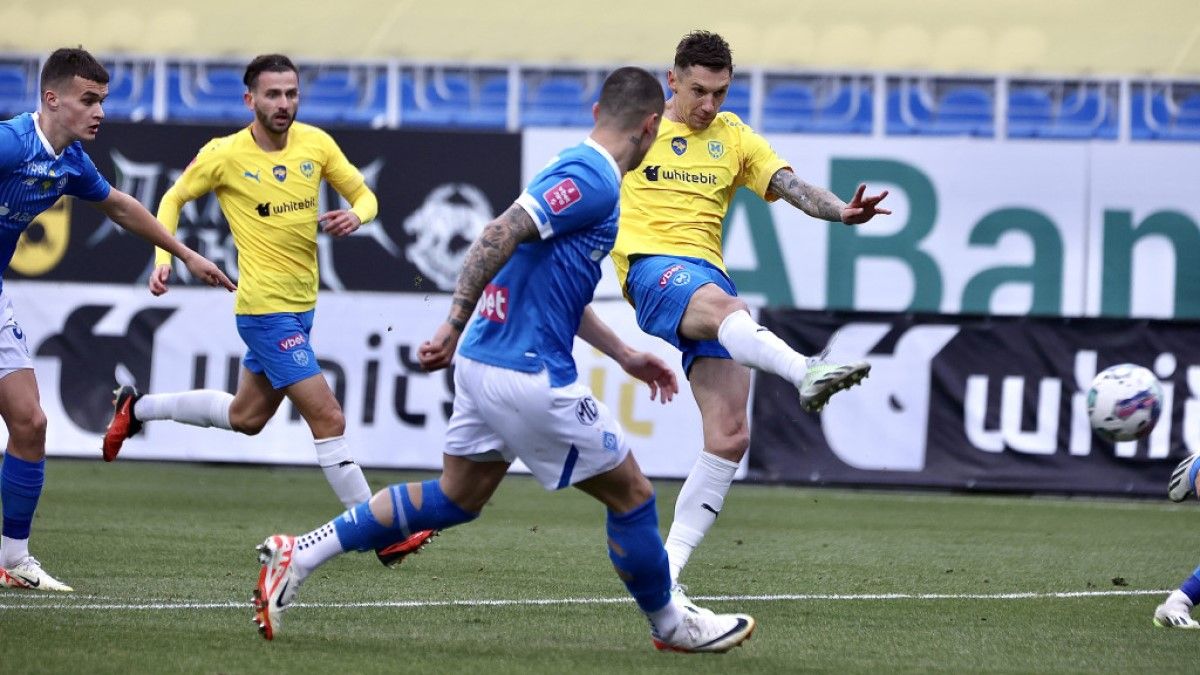 Денис Гармаш забиває у ворота Динамо / фото: ФК Металіст 1925