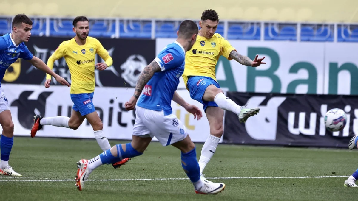 Денис Гармаш забиває у ворота Динамо / фото: ФК Металіст 1925