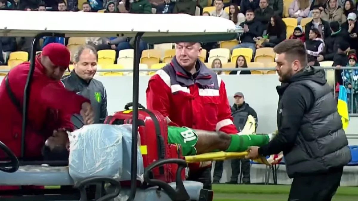 Бені Макуану забирають на ношах / скріншот