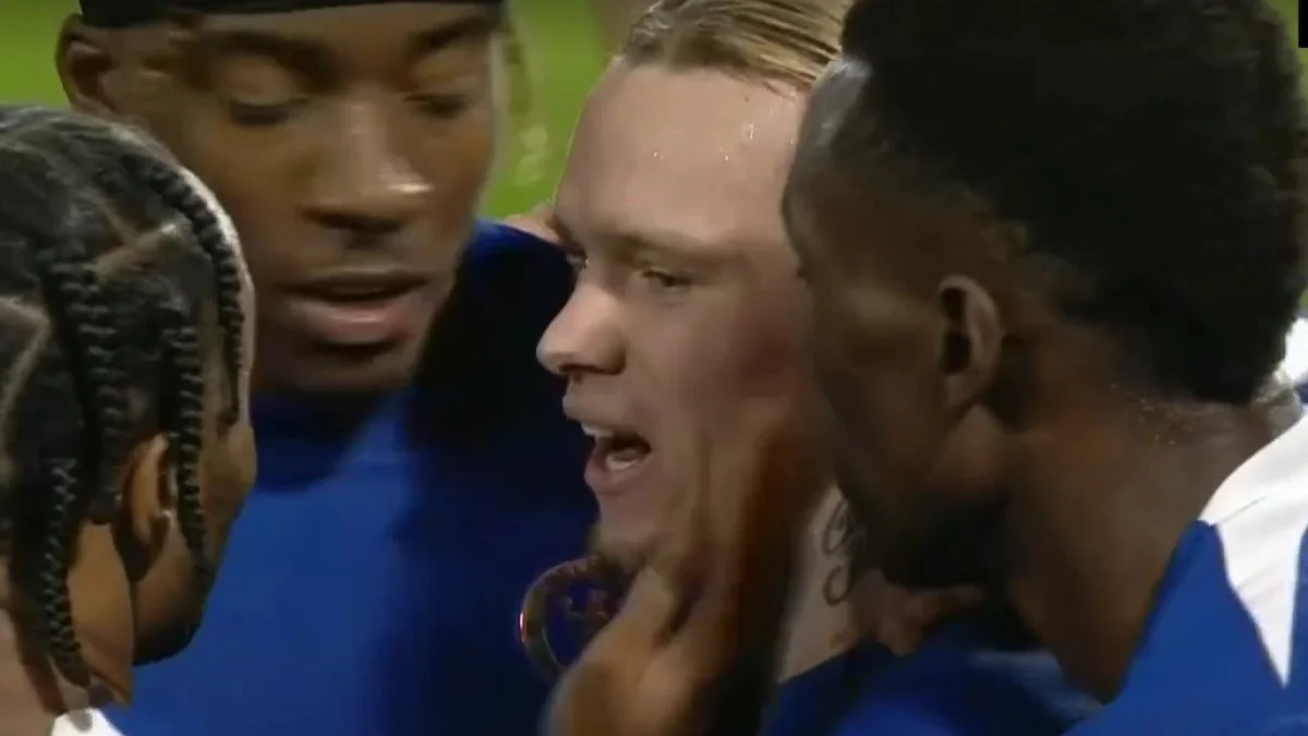 Михайло Мудрик в оточенні партнерів / скріншот