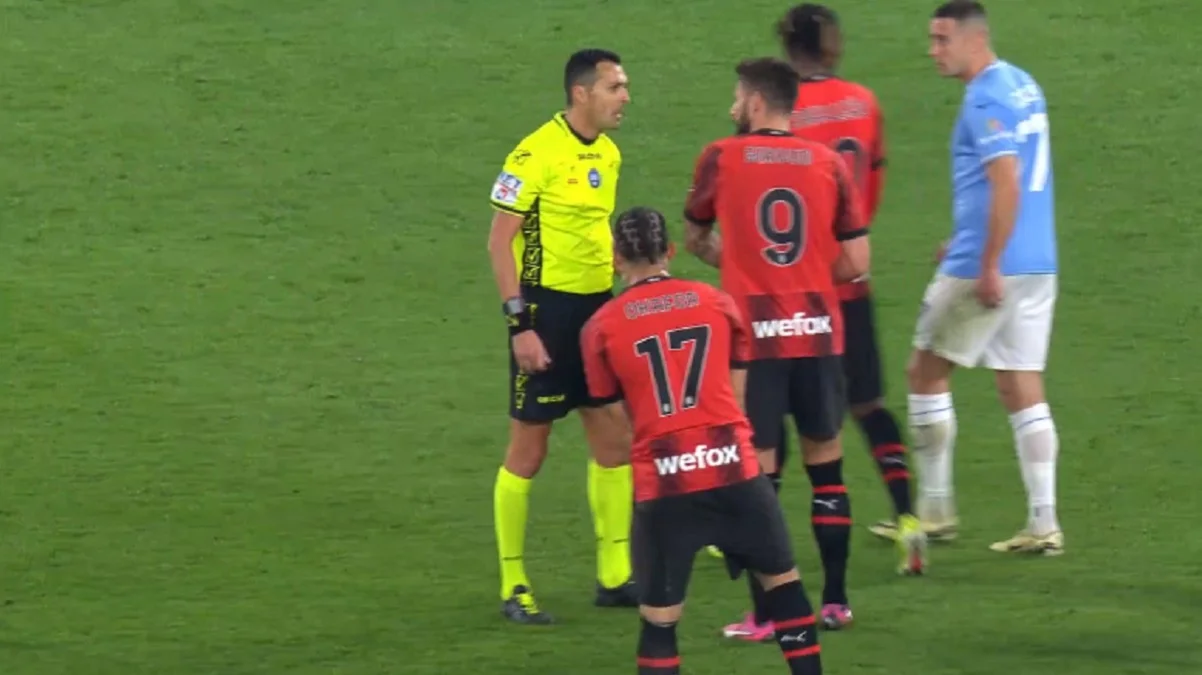 Фото к новости: Милан в большинстве дожал Лацио – джокер спас Пиоли от очередной неудачи, римляне получили три красных