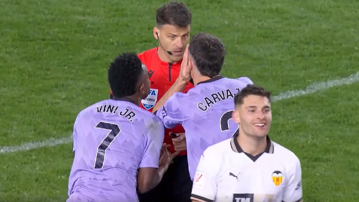 Хиль Мансано (в центре) в матче Валенсия – Реал / Стоп-кадр из видео