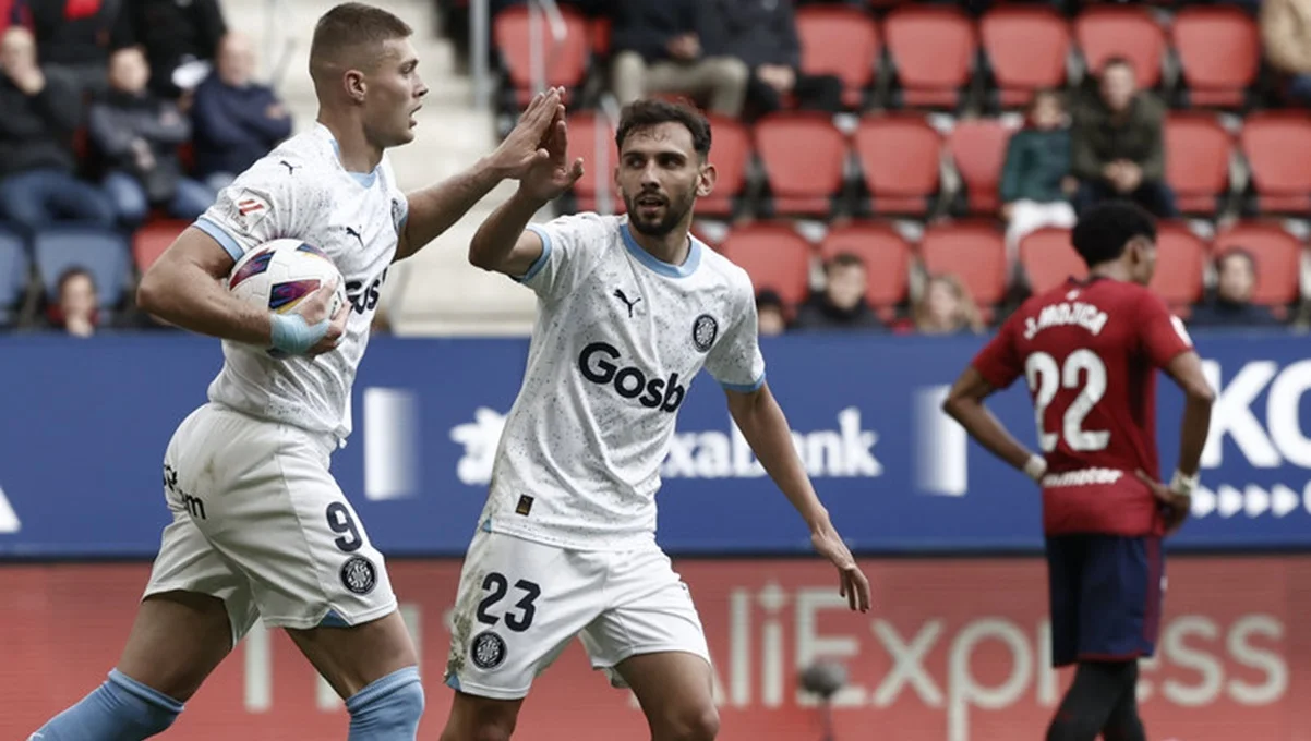 Артем Довбик и Иван Мартин / фото: EFE / JESUS DIGES.