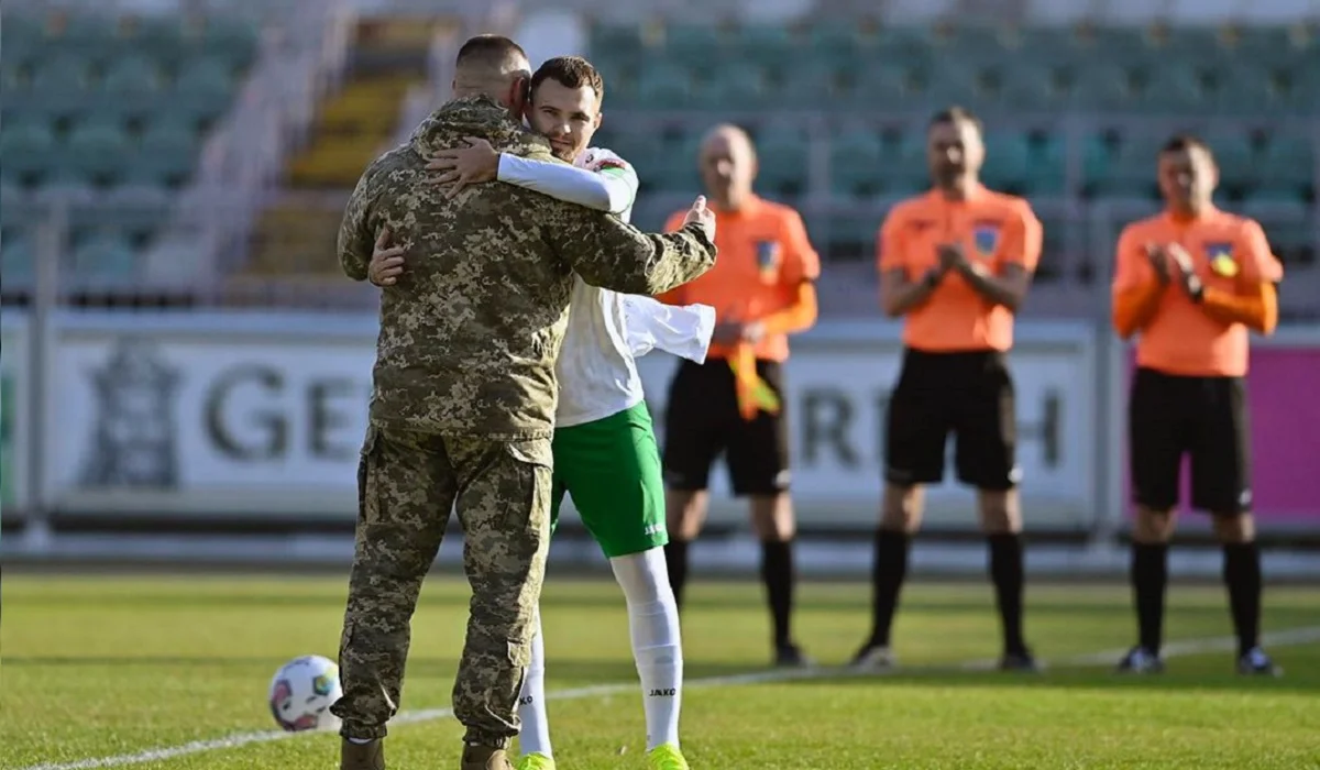 Герой Денис Дикий на полі перед стартом матчу / Фото ФК Оболонь