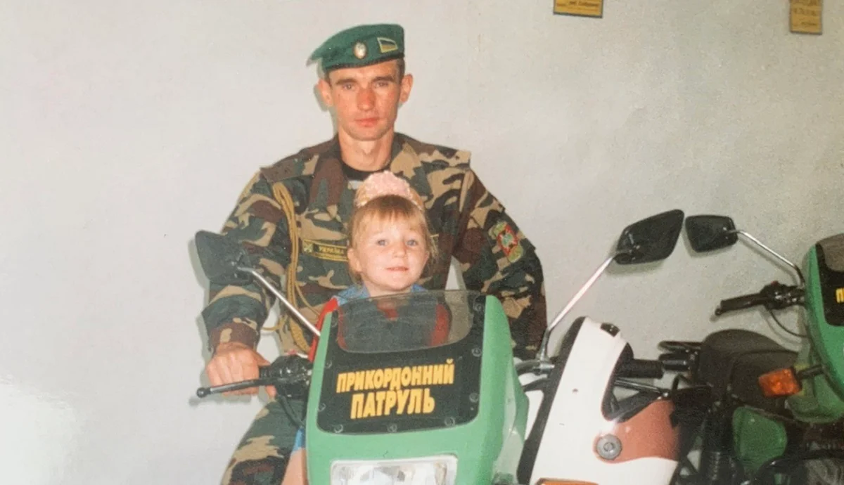 Володимир Лютенко з маленькою Оксаною / Фото з сімейного архіву