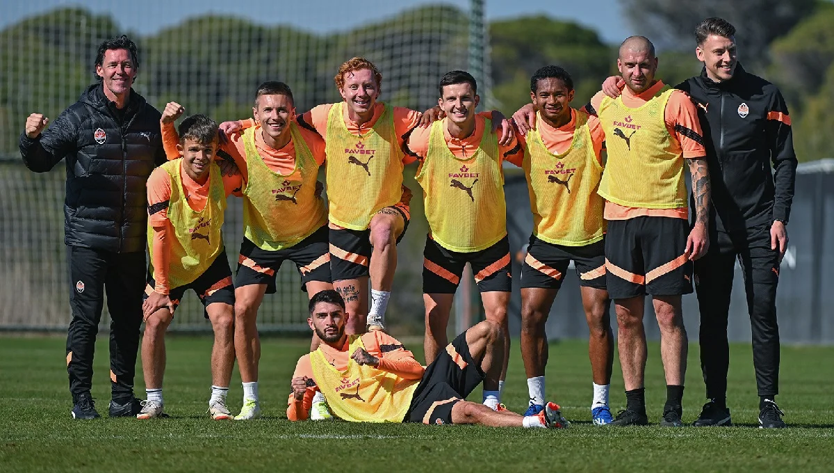 Віктор Цуканов (крайній ліворуч) / ФК Шахтар