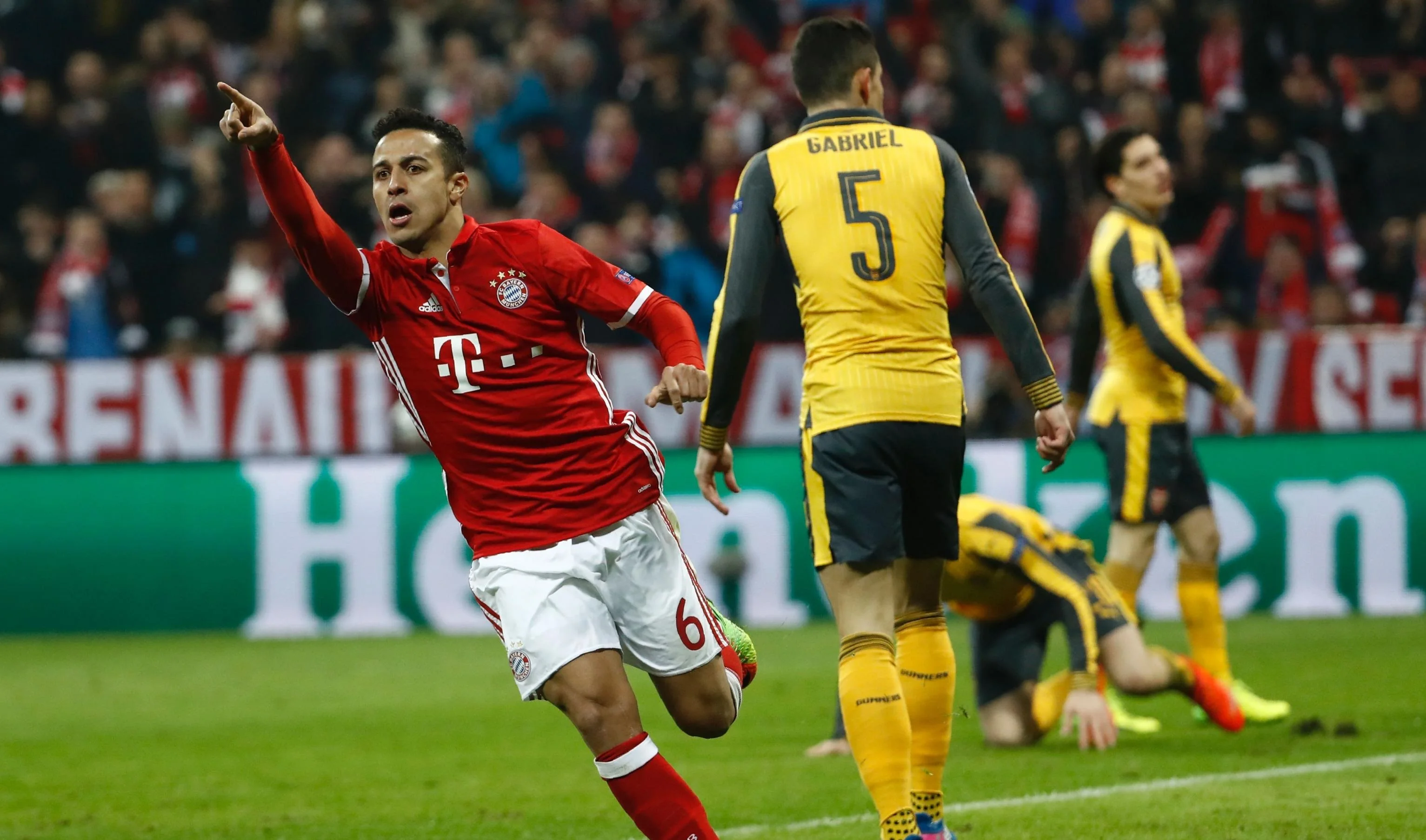 Тьяго Алькантара забиває Арсеналу